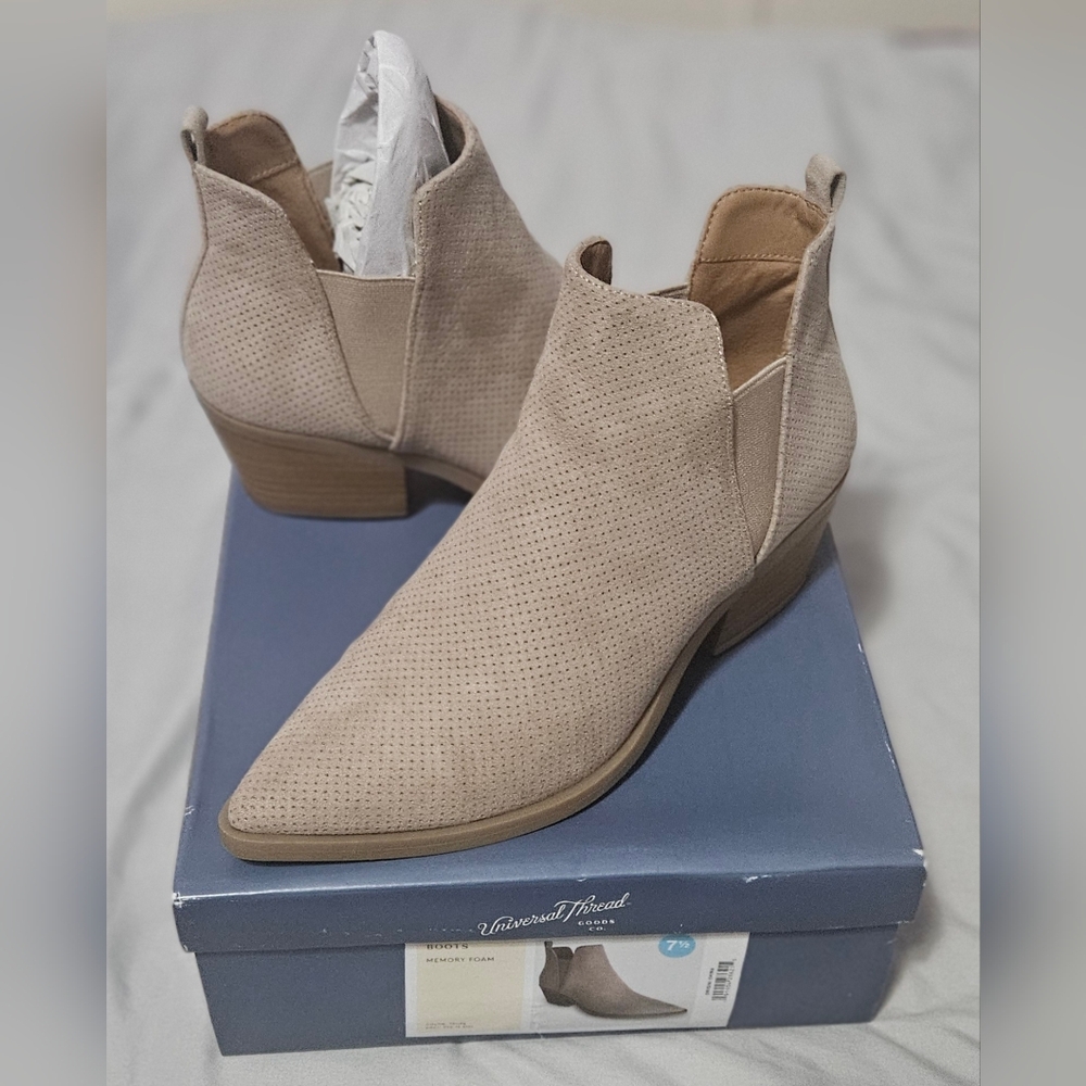 Universal Thread Women's Beige Ankle Booties